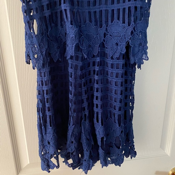 Francesca’s Navy Blue Lace Romper Size Small - Picture 4 of 6